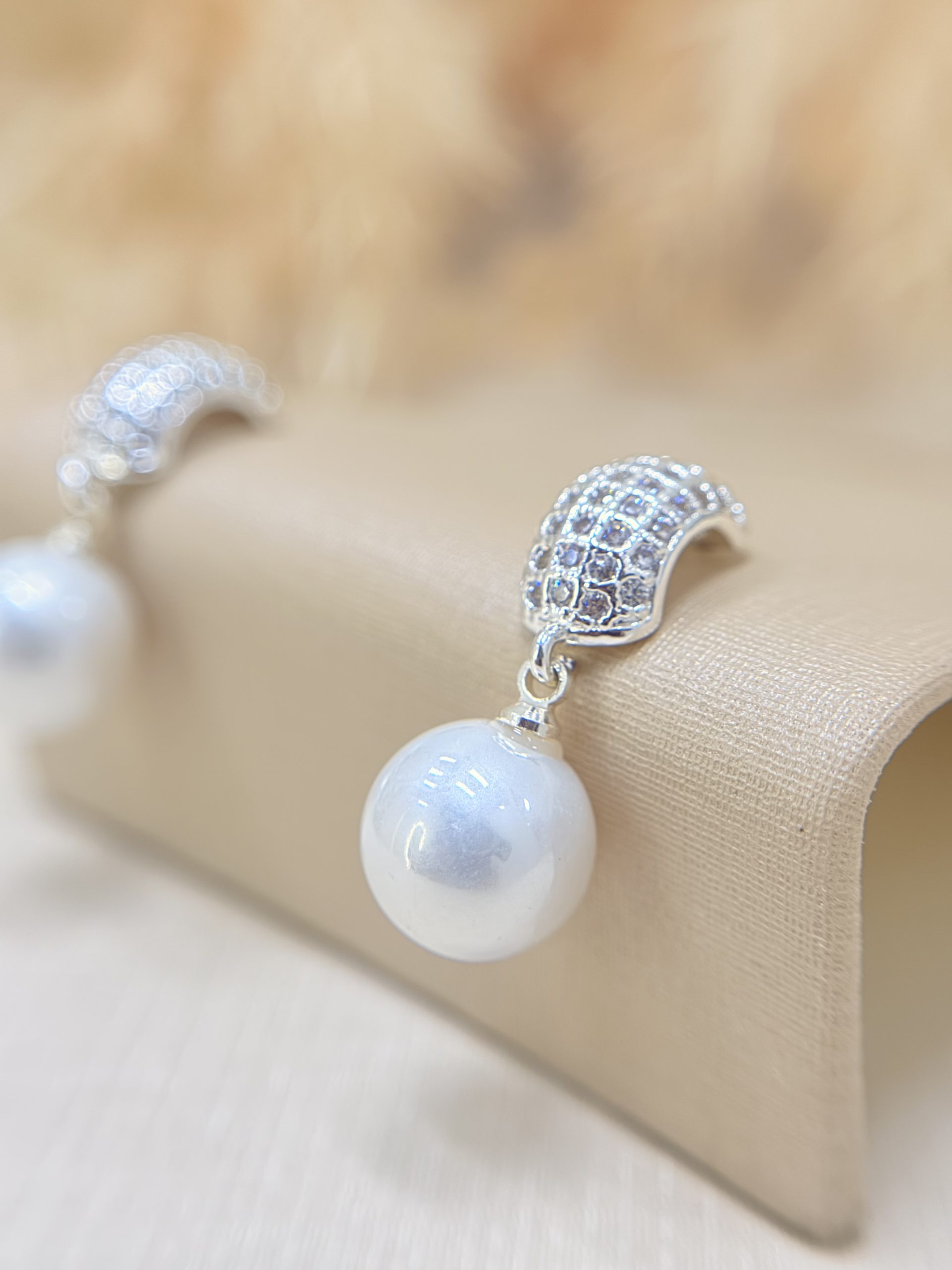 Brinco Base Cravejada Curvada com Pérolas - Imagem 2