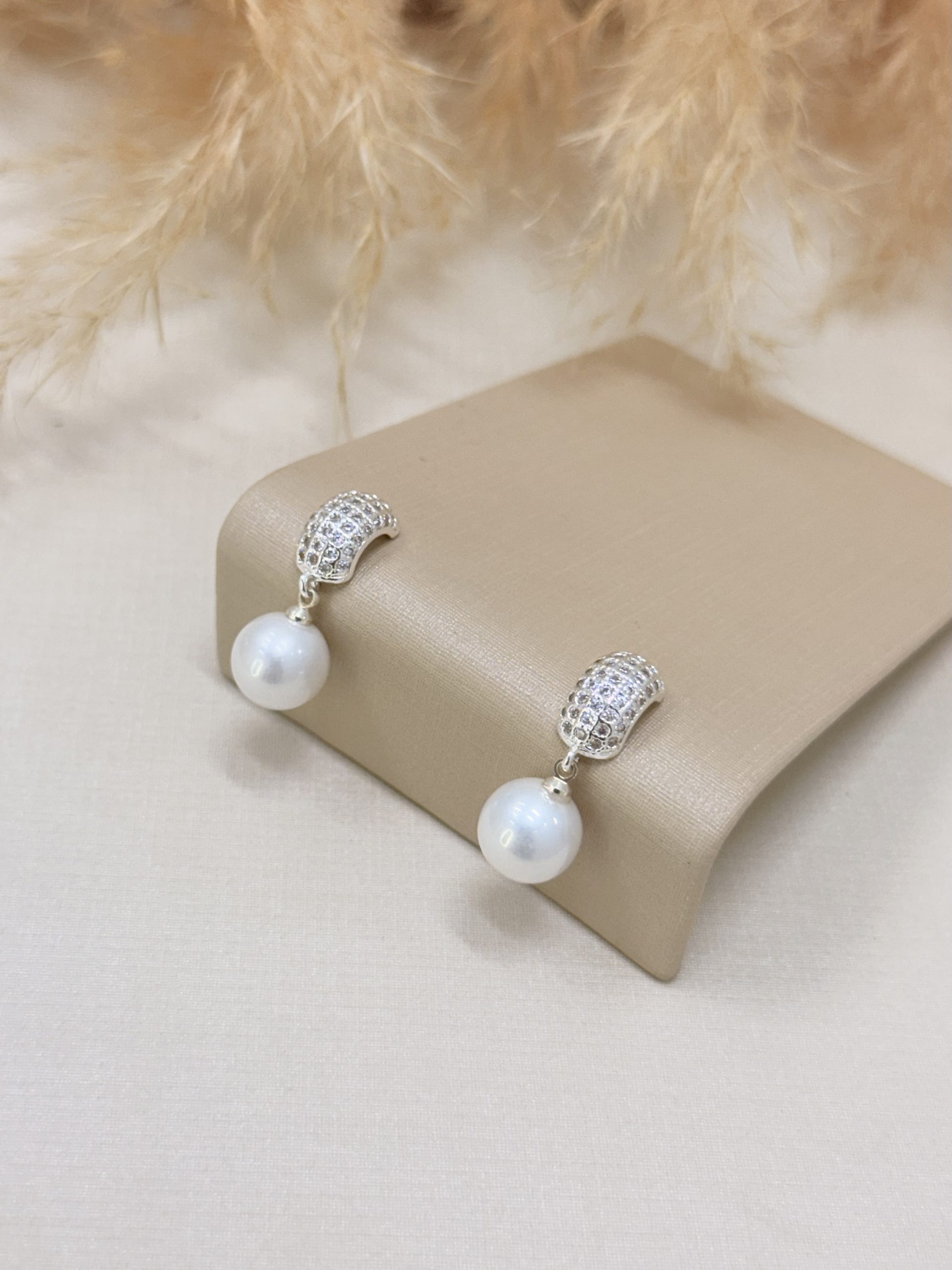 Brinco Base Cravejada Curvada com Pérolas