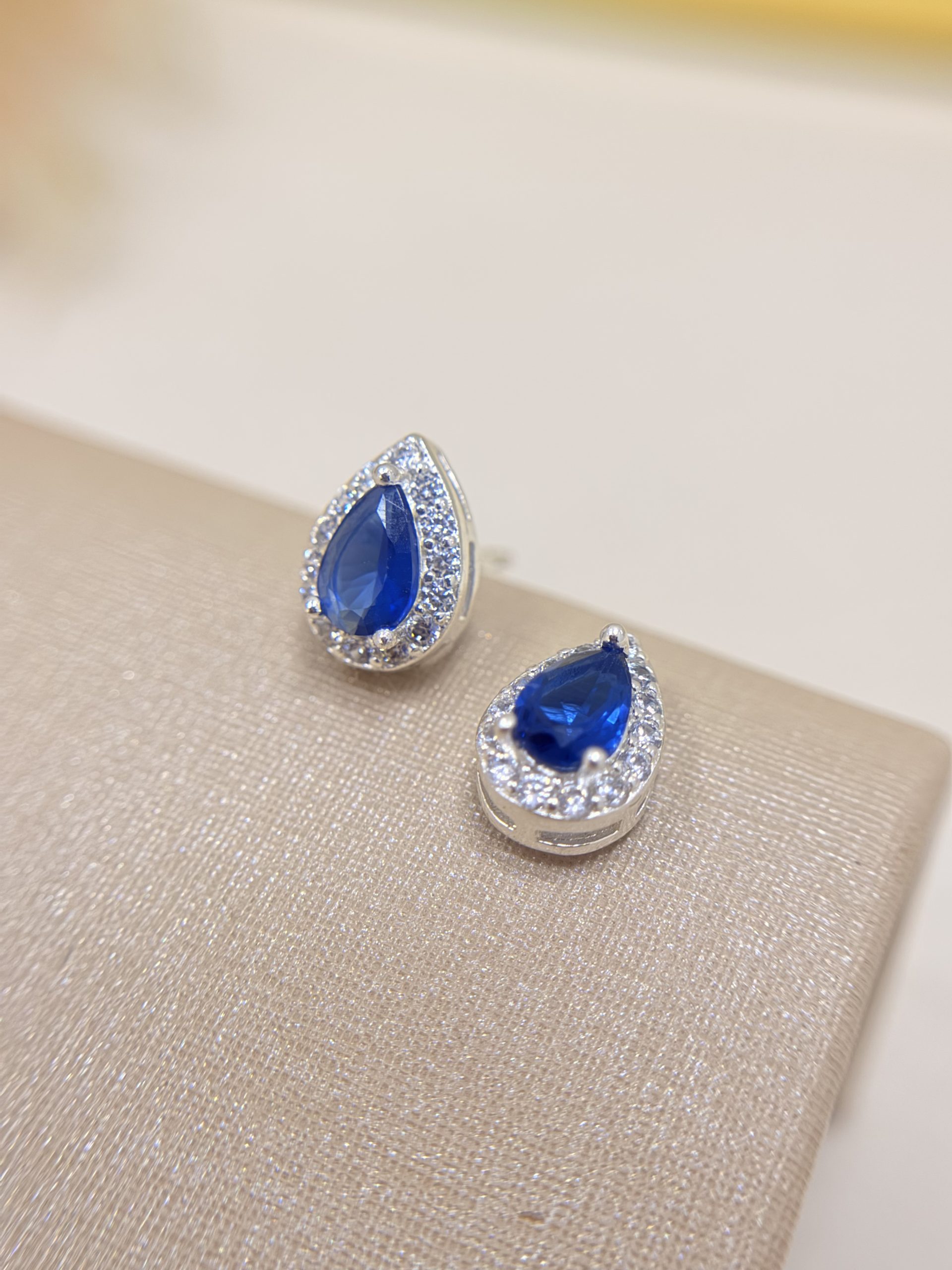 Brinco de Gota Safira com Microzirconias - Imagem 2