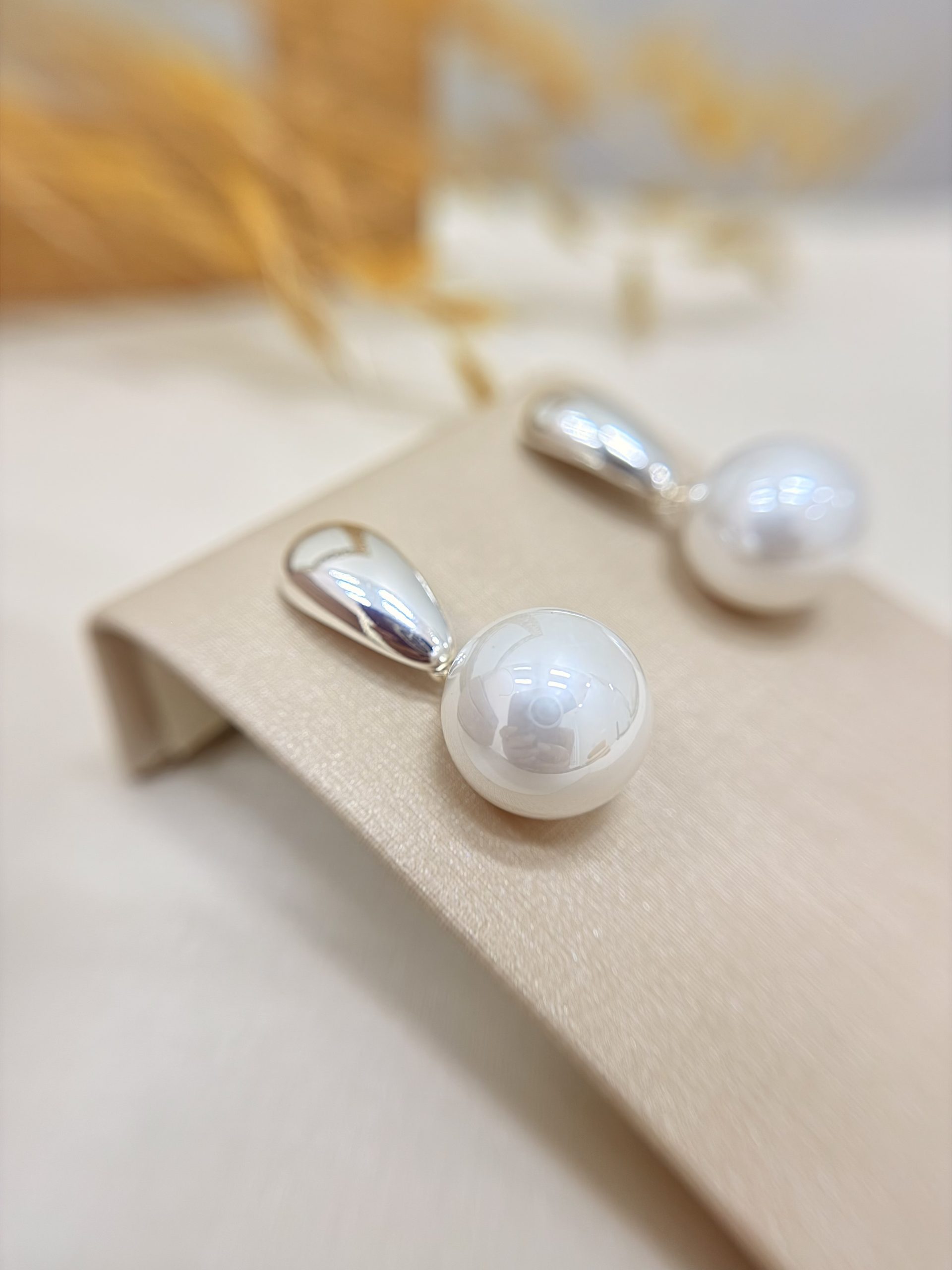 Brinco de gota liso com perolas - Imagem 2