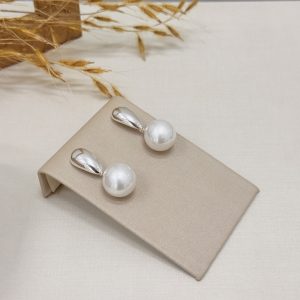 Brinco de gota liso com perolas