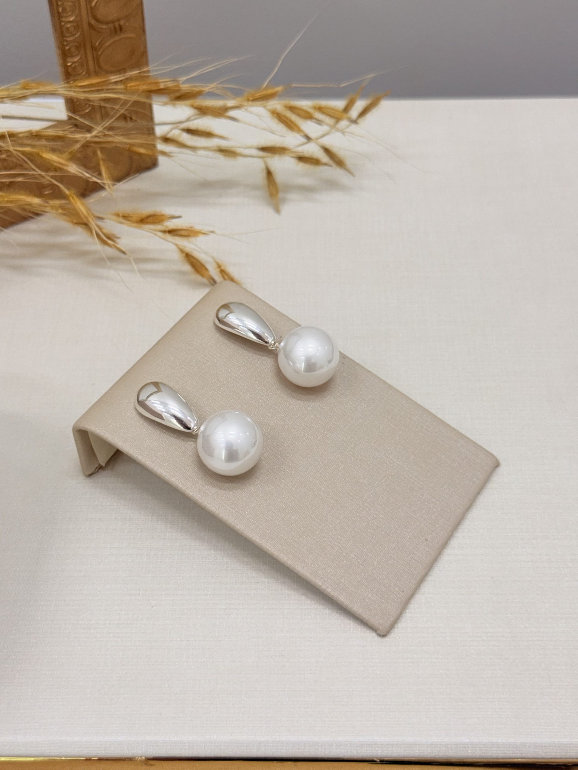 Brinco de gota liso com perolas