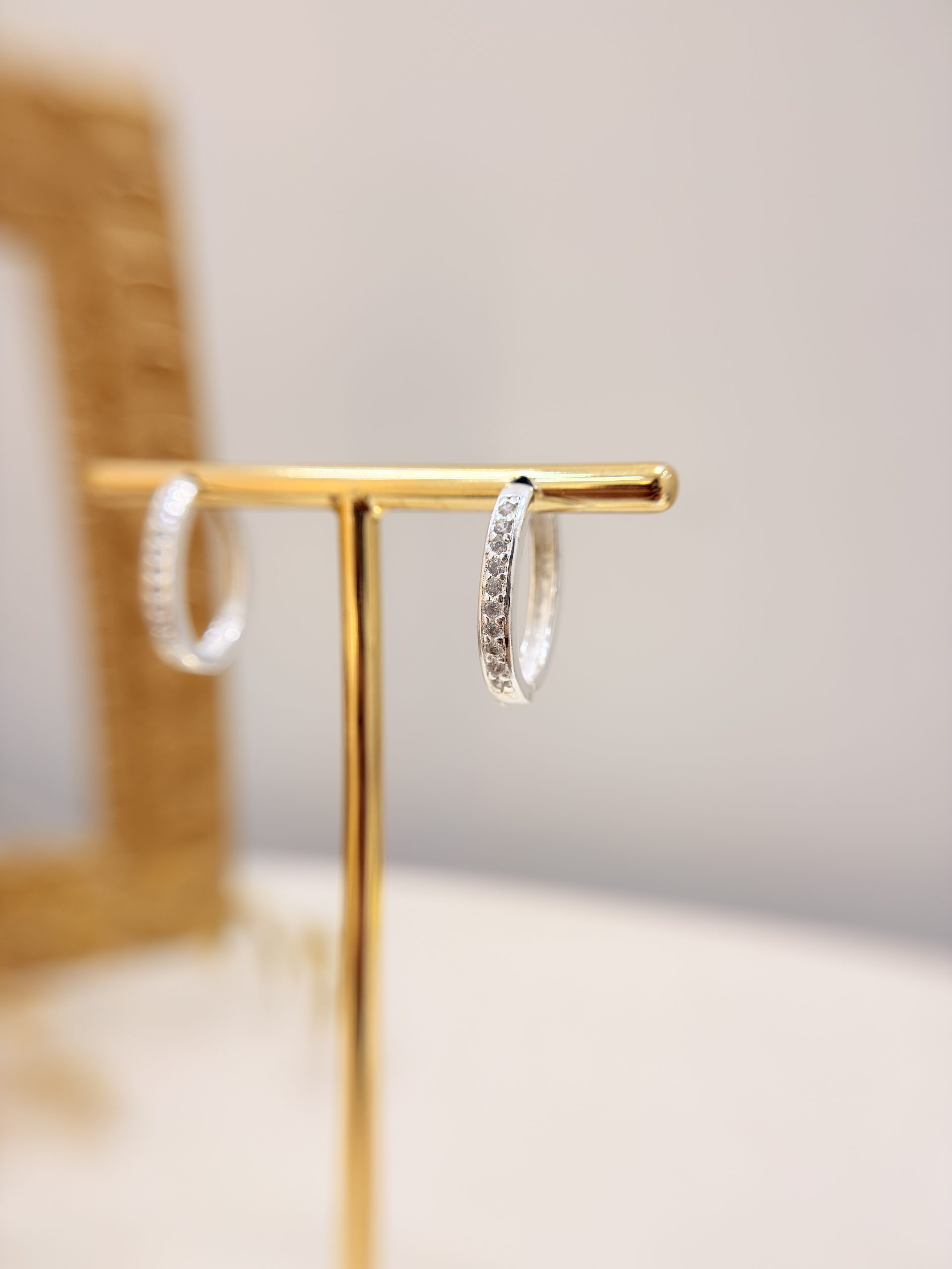 Brinco Oval com Zircônias Frente - Imagem 2