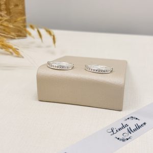 Brinco Oval com Zircônias Frente