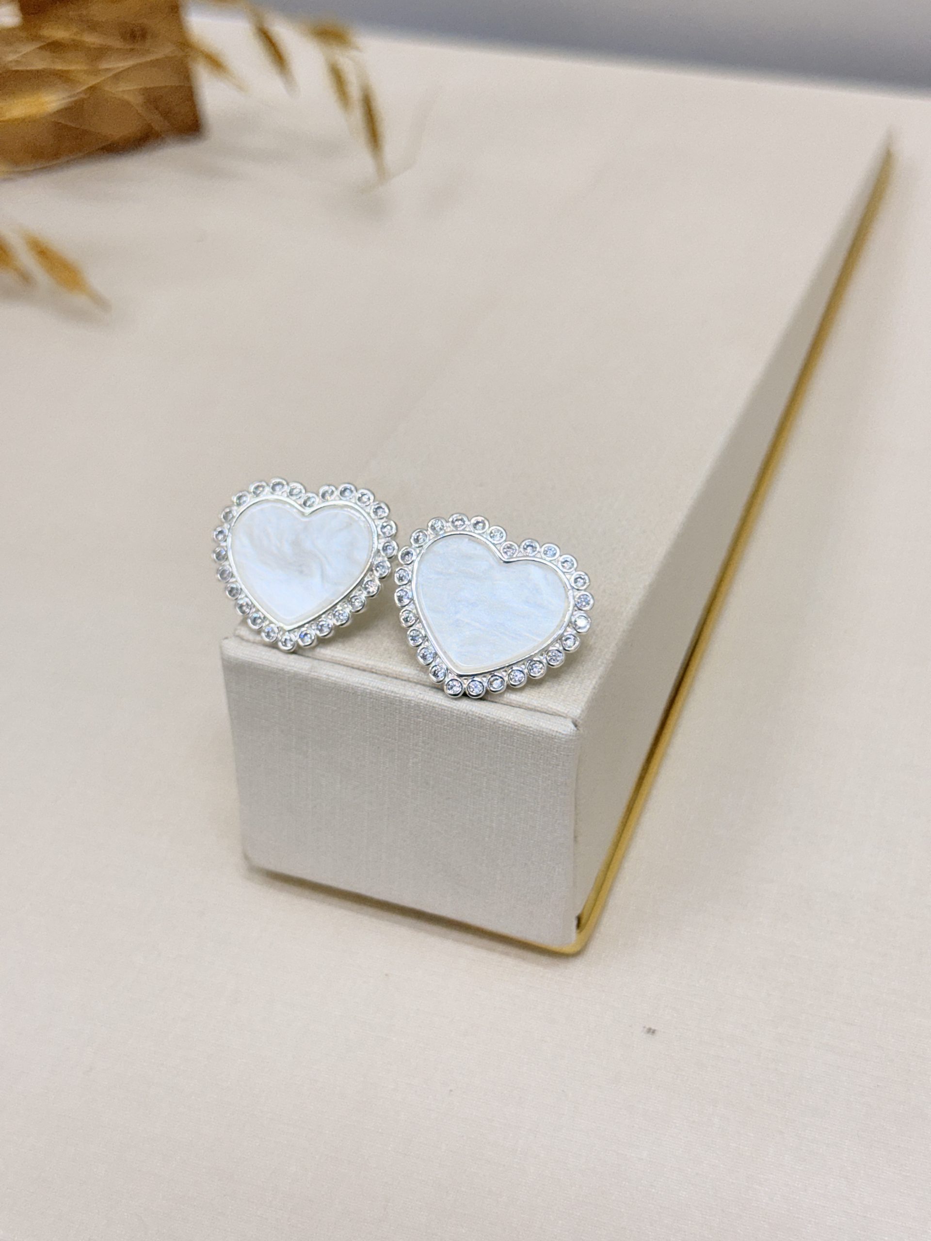 Brinco Coracão com Textura Madrepérola