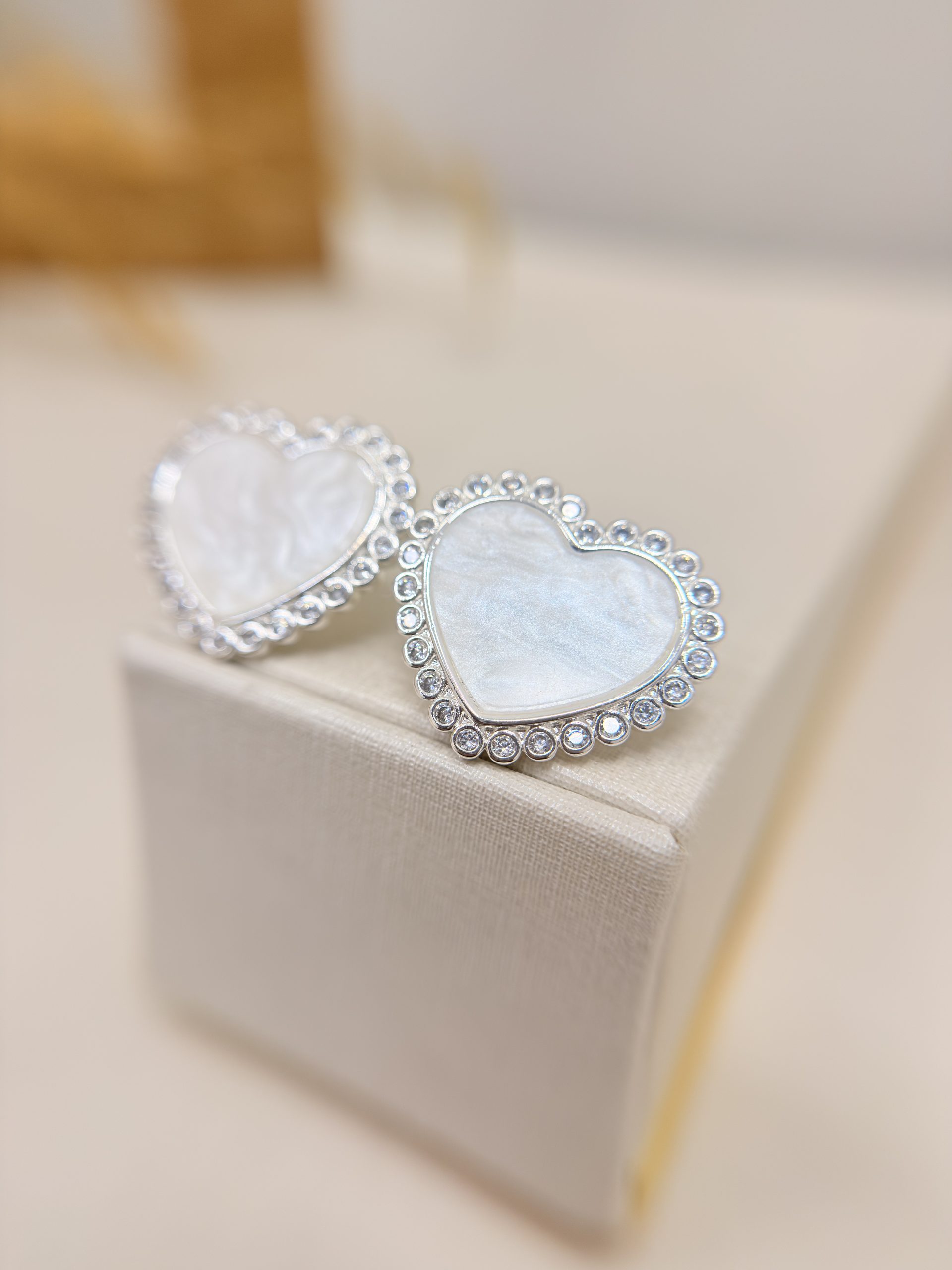 Brinco Coracão com Textura Madrepérola - Imagem 2