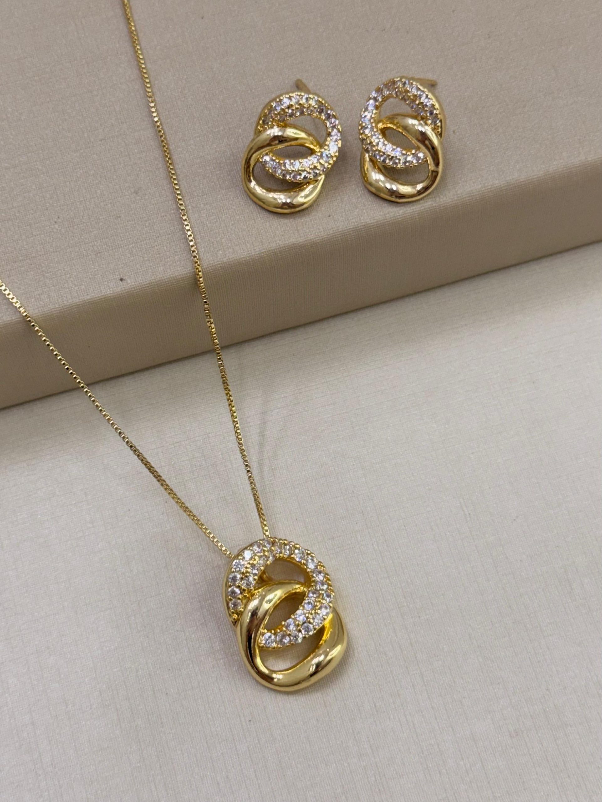 Pulseira/Bracelete Dourado decoração de strass