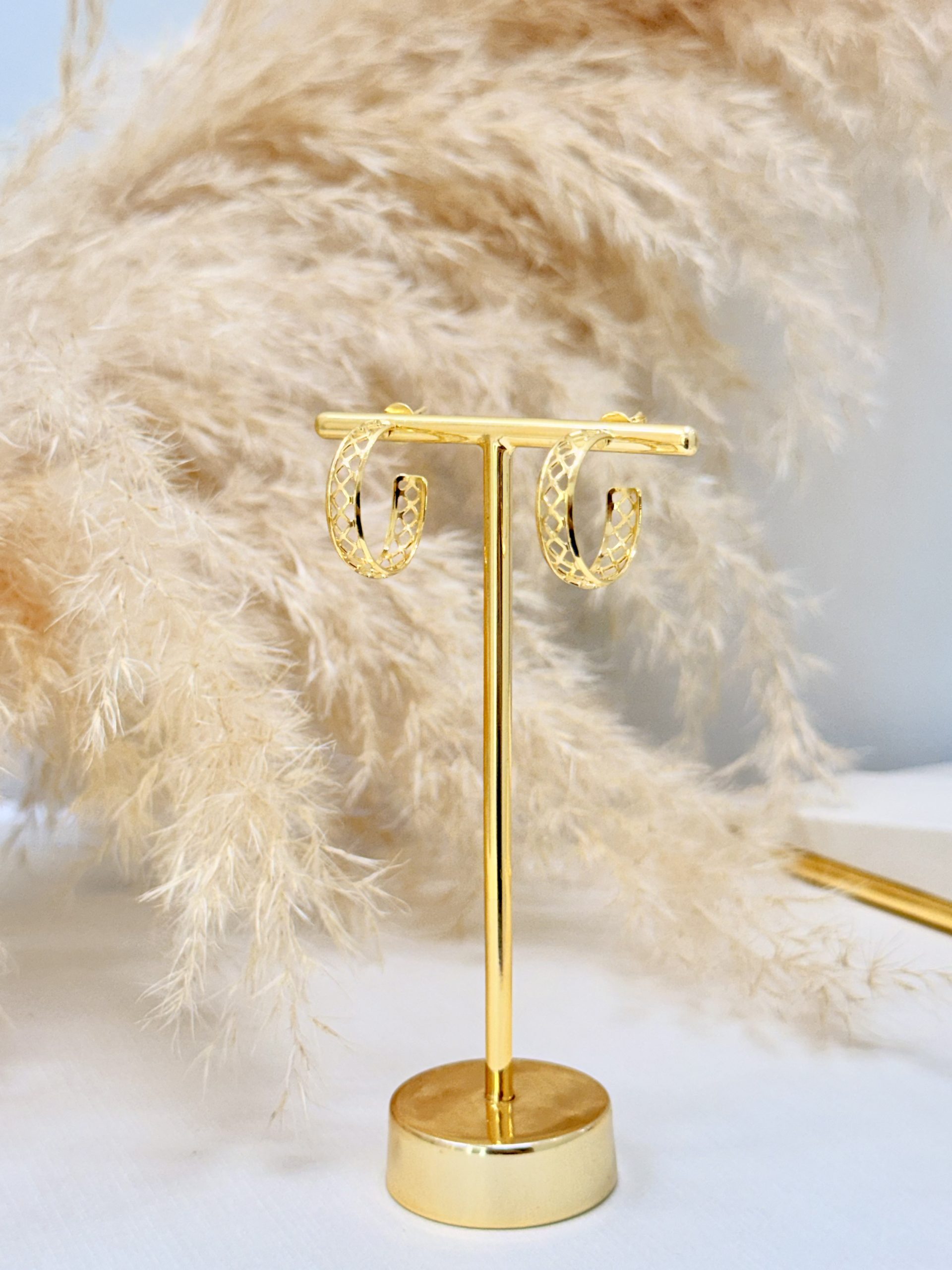 Brinco Meia Argola Vazada Trabalhada - Imagem 2