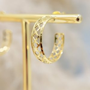  Brinco Meia Argola Vazada Trabalhada