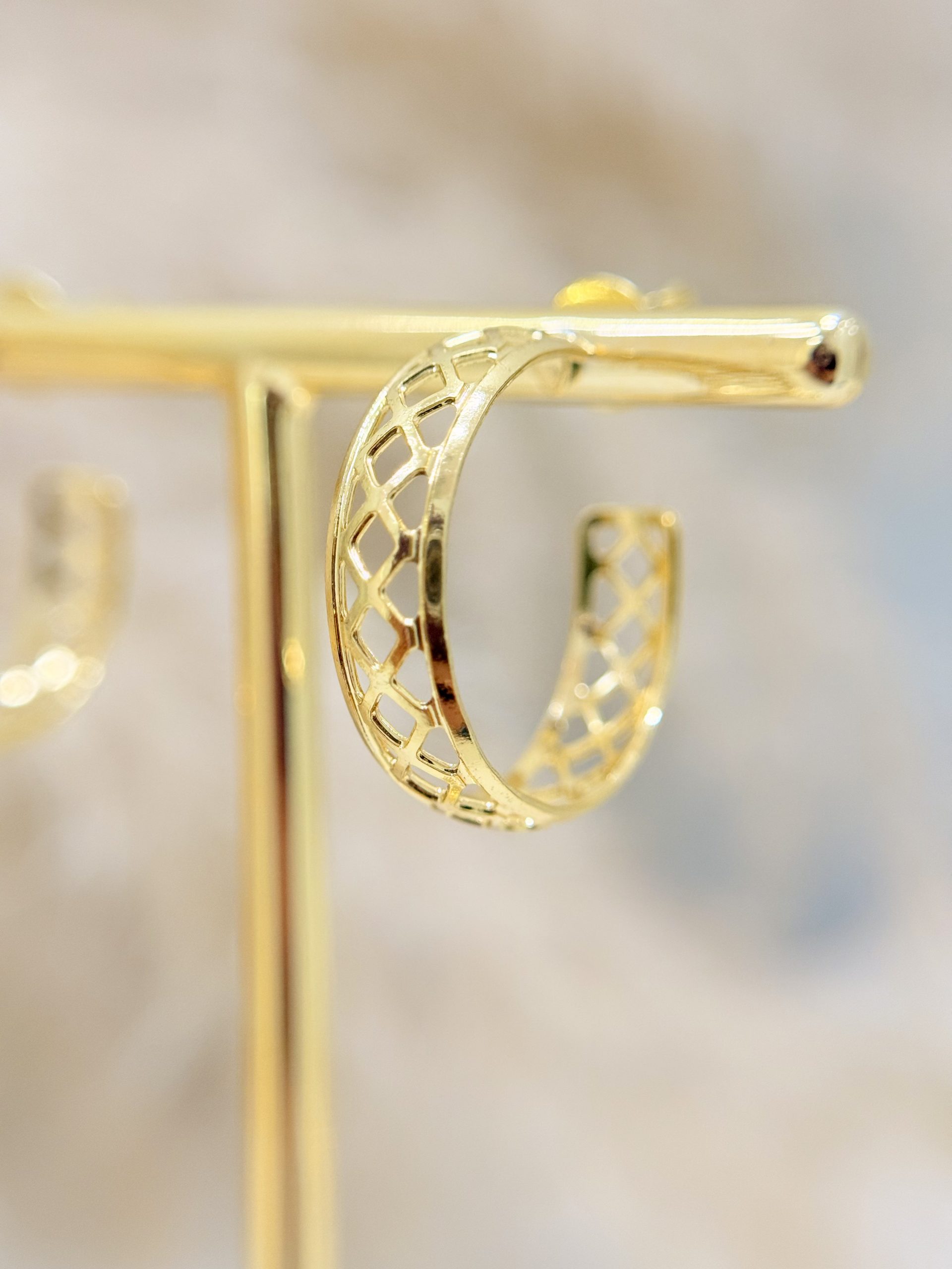  Brinco Meia Argola Vazada Trabalhada