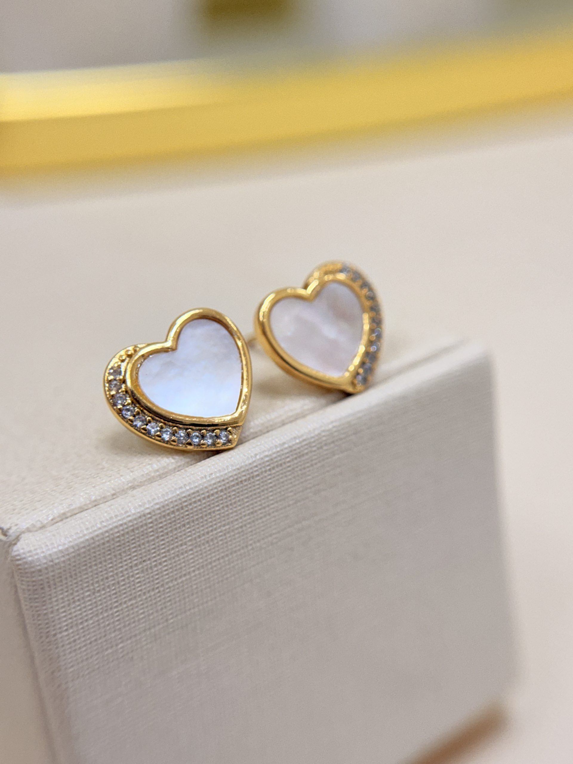 Brinco Coração madre Pérola