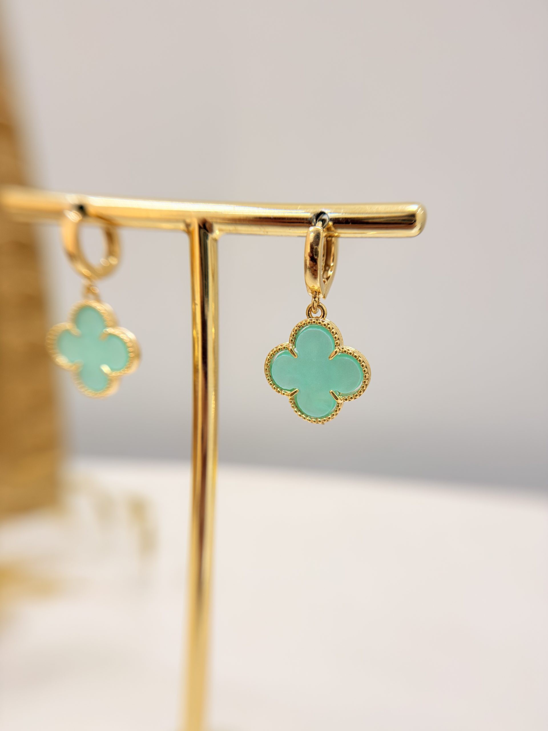 Brinco Argola Trevo Resina Verde